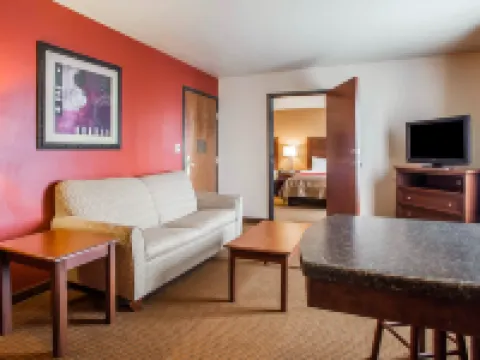 格林內爾舒適套房酒店 - 近 I-80 保厄希克縣酒店