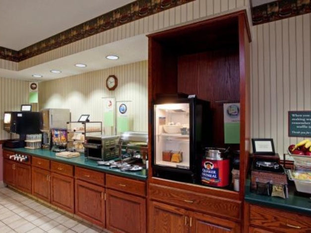 Country Inn & Suites by Radisson, Brooklyn Center, MN