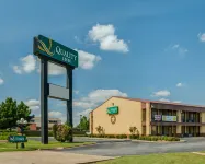 Quality Inn Paris Texas Hotels near Evergreen Cemetery