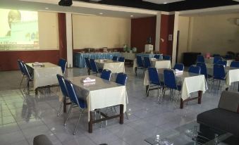 a large dining room with tables and chairs arranged for a group of people to enjoy a meal together at Palapa Hotel