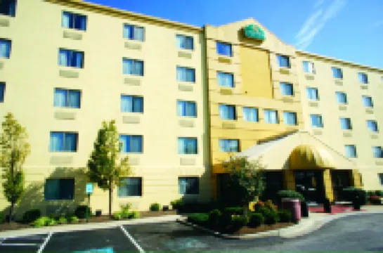 La Quinta Inn & Suites by Wyndham Baltimore BWI Airport Hotels in 