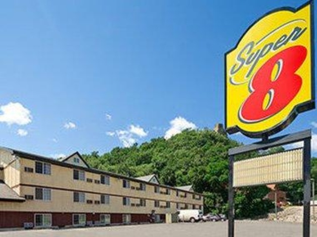 Super 8 by Wyndham Winona MN