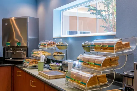 Montreal Suites Отели рядом с достопримечательностью «Бейзилика оф Нешнел Шрайн оф Мэри, Квин оф Юниверс»