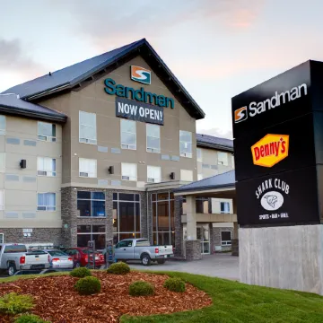 Sandman Hotel & Suites Calgary South Отели рядом с достопримечательностью «Железнодорожная станция Heritage C Train»