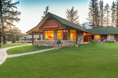 Fairmont Jasper Park Lodge Отели рядом с достопримечательностью «Лейк Аннет Бич»
