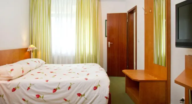 希赫菲爾庫格餐廳&酒店