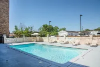 The Blu Hotel Blue Ash Cincinnati, Ascend Hotel Collection - Swimmingpools