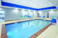 La Quinta Inn & Suites by Wyndham Springfield IL - プール
