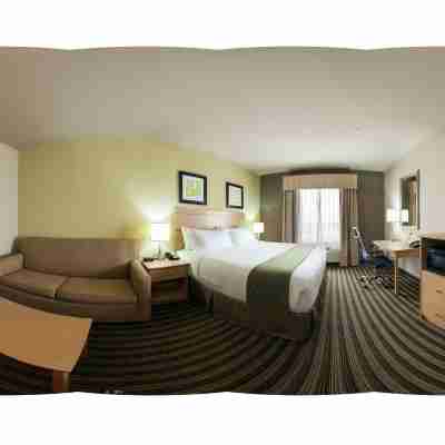 Holiday Inn Express & Suites Alvarado Rooms