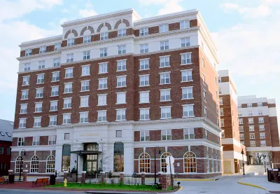 Residence Inn Alexandria Old Town/Duke Street Отели рядом с достопримечательностью «Контрабандс энд Фридмен Семетери Мемориал»
