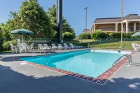 Quality Inn Cleveland - Pools