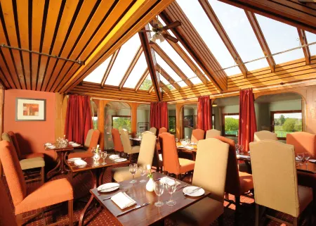 All Saints Hotel Отели в г. Ингам