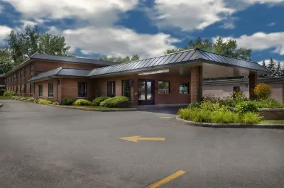 拉瓦爾溫德姆華美達酒店 鄰近Castle Taillefer Lafon的酒店