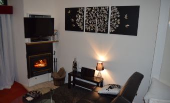 Linger a While Chalet on Gallery Walk with Spa, Fireplace, WiFi & Netflix