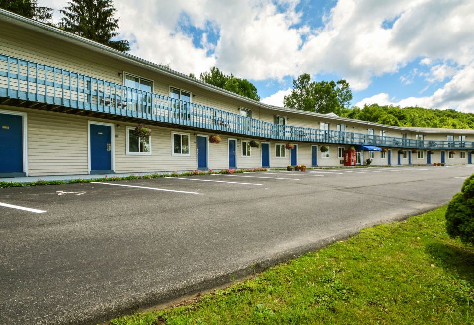 Econo Lodge Lee - Great Barrington-Lee Updated 2023 Room Price-Reviews &  Deals 