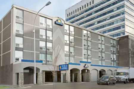 Days Inn by Wyndham Edmonton Downtown Отели рядом с достопримечательностью «Art Gallery of Alberta»