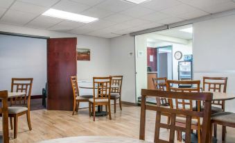 Regency Inn and Suites - Housity