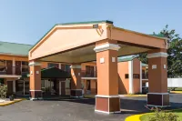 Econo Lodge Hotels near Walmart Supercenter