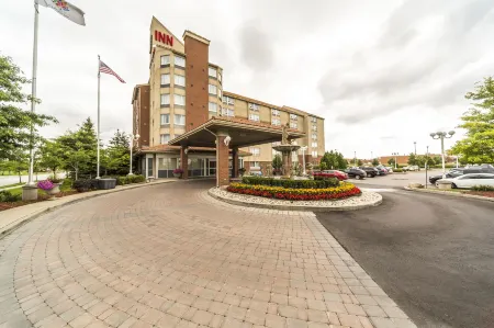 Monte Carlo Inn Vaughan Suites Отели рядом с достопримечательностью «Кортрайт Сентр фор Консервейшен»