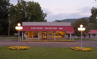 Shepherd Mountain Inn & Suites