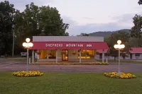 Shepherd Mountain Inn & Suites Hotel dekat Fort Davidson State Historic Site