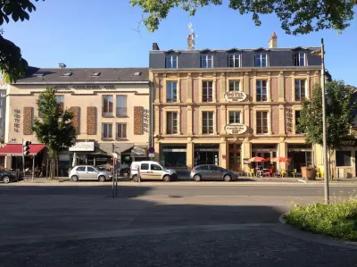 Hôtel Bar restaurant Couleurs Sud Hôtels à proximité de : Relais de la Poste aux Chevaux de Launois-sur-Vence