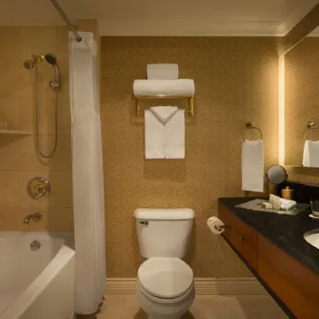 Executive Hotel le Soleil Vancouver Отели рядом с достопримечательностью «Марин Билдингс»