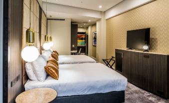 a hotel room with two beds , one on the left side of the room and the other on the right side at DoubleTree by Hilton Wellington