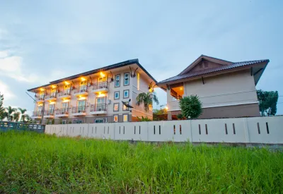 Fahluang Residence Hotel dekat Wat Bueng Sifai