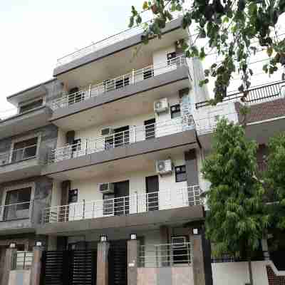 OYO 13555 Niketan Medanta Hotel Exterior