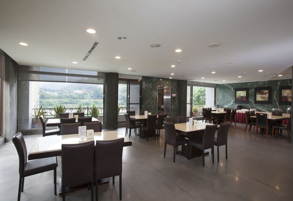 33 스파 호텔의 모던한 온천 시설