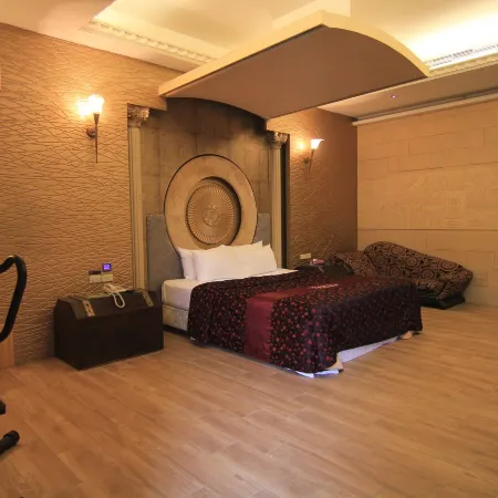 Romantic Code Art Motel