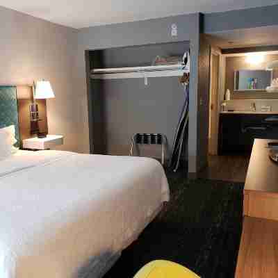 Hampton Inn & Suites Philadelphia/Newtown Rooms