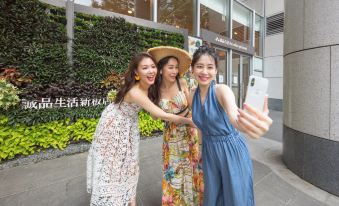 3. Hotel Ch..