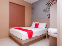 RedDoorz Near Java Supermall Semarang Hotell i Kaliwiru