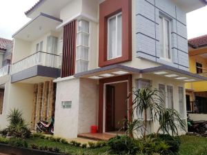 Full House 4 Bedroom at Azka Homestay