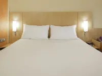 Ibis Milano Centro Hotels near Turati Station