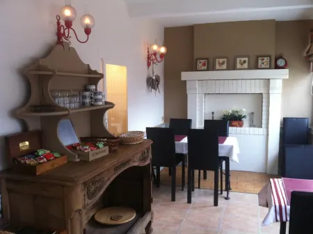 Logis Hôtel Louise de Savoie Отели в г. Шамбон-Сюр-Сис