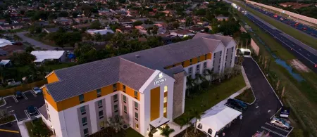 Four Points by Sheraton Raleigh Arena Отели в г. Мередит