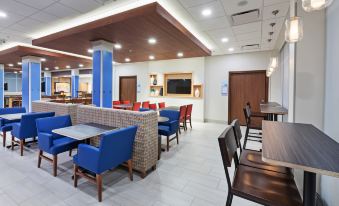 Holiday Inn Express & Suites Lenexa - Overland Park Area