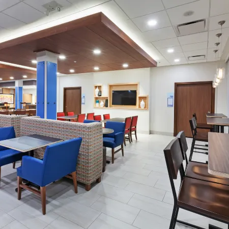 Holiday Inn Express & Suites LENEXA - OVERLAND PARK AREA by IHG