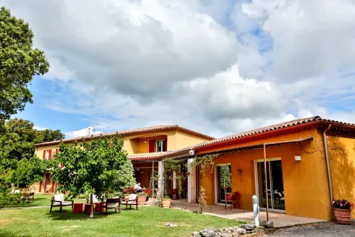 Logis la Bastide de Grignan Hotel & Restaurant "La Chênaie" Hotels in Le Poët-Laval