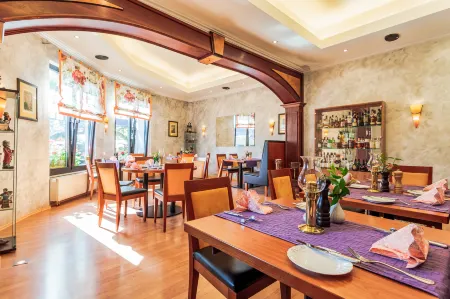 Hotel Kasserolle Отели в г. Нойнкирхен-Зельшайд