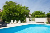 Logis Auberge de Tavel Hotels in Valliguieres