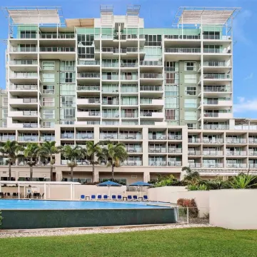Pelican Waters Resort Отели рядом с достопримечательностью «Голден-Бич»