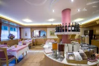 Hotel Villa Rosella Park & Wellness Hotels in Canazei