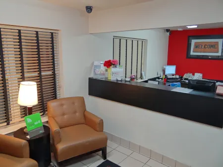 Extended Stay America Select Suites - Durham - University Отели рядом с достопримечательностью «Дарем Академи Мидл Скул»