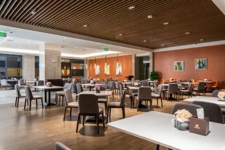 Desheng Huatian Holiday Hotel Отели рядом с достопримечательностью «Hunan Vocational College of Science and Technology (Muyun Campus)»