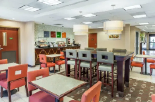 匡蒂科正門北方附近舒適酒店