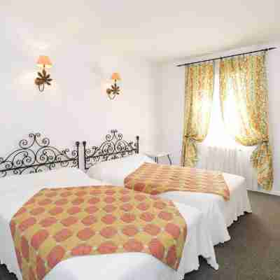 Logis Hôtel Rest. du Midi Rooms